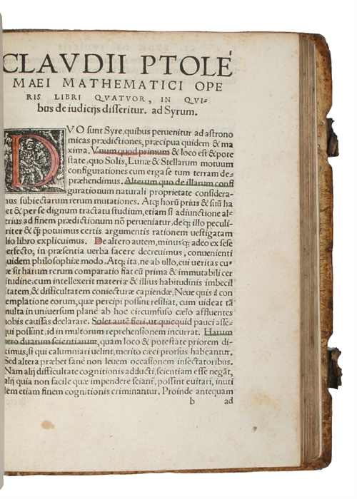 [Tetrabiblos]. Hoc in libro nunquam ante typis aeneis in lucem edita haec insunt. [Greek:] KLAUDIOU ptolemaiou plousieos tetrabiblos sotaxis, pros Syron adelfos. TOU AUTOU karpos, pros ton auton Syros. [Latin:] Claudii Ptolemaei Pelusiensis libri quat...