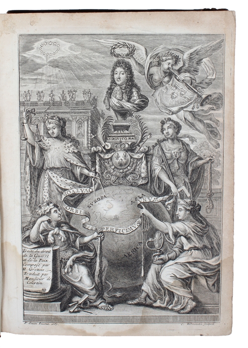 Le Droit de la Guerre et de la Paix. Divisé en trois livres, Où il explique le Droit de la Nature, le droit des Gens, & les principaux Points du Droit public, ou qui concerne le gouvernement public d'un Etat. Traduit  dy Latin en Francois, par Monsieu...