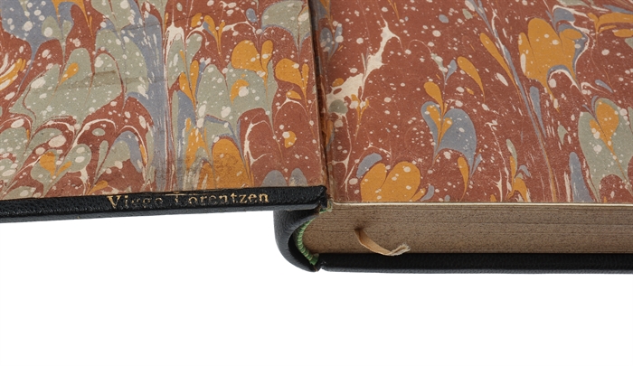 Indhold: Kunstfærdige gamle Bogbind indtil 1850. Det danske Kunstidustrimuseums Udstilling 1906. Udgivet af Museet med en Indledning af Emil Hannover.