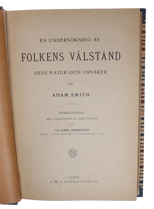 En Undersökning av Folkens Välstånd dess Natur och Orsaker. Översättning av D:r Emil Sommarin. 2 volumes.