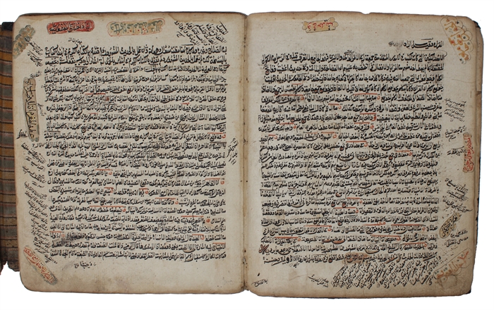 Arabic manuscript on cream paper, containing:

[Dāʼūd al-Ashkashī :] supercommentary Ḥāshiyah ʻalá Sharḥ al-Marāḥ on Aḥmad Dīkqūz’s (15th c.) commentary on Aḥmad ibn Masʻūd’s (13th c.) grammatical treatise Marāḥ al-arwāḥ, on Arabic morphology.
+ 
[Ḥu...