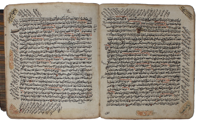 Arabic manuscript on cream paper, containing:

[Dāʼūd al-Ashkashī :] supercommentary Ḥāshiyah ʻalá Sharḥ al-Marāḥ on Aḥmad Dīkqūz’s (15th c.) commentary on Aḥmad ibn Masʻūd’s (13th c.) grammatical treatise Marāḥ al-arwāḥ, on Arabic morphology.
+ 
[Ḥu...