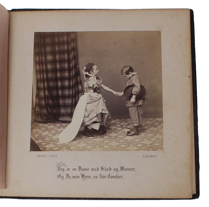 Fotograferede Børnegrupper med tildigtede Riim [i.e. Photographed Groups of Children by Harald Petz Accompanied by Rhymes by H.C. Andersen]. 