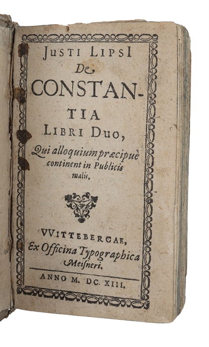 De constantia libri duo, qui alloquium praecipue continent in Publicis malis (+) Periculum epistolicum non tàm correctiùs reductum quàm selectioribus quibusdam adauctum.