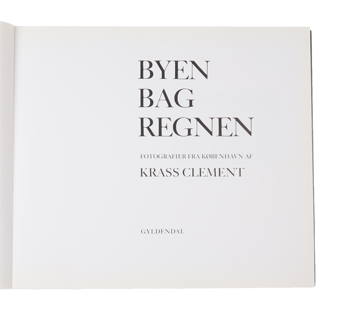Byen bag regnen. Fotografier fra København. [The City behind the Rain. Photographs from Copenhagen].
